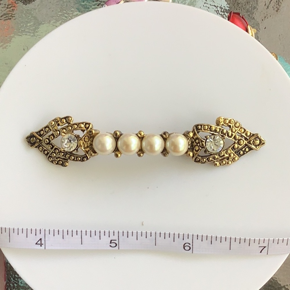 Elegant Gold and Pearl Brooch